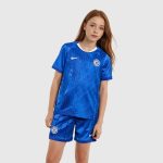 Chelsea Store – Official chelsea-nike-home-stadium-minikit-2025-26-little-kids_ss5_p-202492488+pv-2+u-wegnhmwpsxanomtpeoo8+v-agcmjwzfy4yv8nhzsnez Chelsea FC Jerseys and Fan Gear